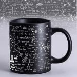 Mug noir avec illustrations de formules chimiques, molécules et dessins scientifiques blancs, parfait pour les amateurs de science et de décoration scientifique.