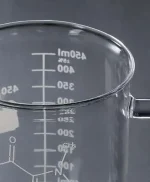 Bêcher en verre transparent avec graduation en millilitres, utilisé en laboratoire pour mesurer des liquides avec précision.