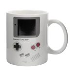 Mug blanc avec design de console de jeu rétro Game Boy, parfait pour les amateurs de jeux vidéo et de décoration geek.
