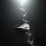 Image artistique d’un miroir mystérieux avec reflets lumineux, créant une ambiance énigmatique et moderne. Parfait pour la décoration scientifique ou contemporaine.