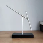 Pupitre d'astronomie en aluminium, idéal pour l'observation du ciel ou comme décoration scientifique moderne. Facile à manipuler, il combine design épuré et fonctionnalité pour passionnés ou décorateu.