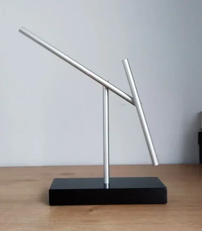 Pupitre d'astronomie en aluminium, idéal pour l'observation du ciel ou comme décoration scientifique moderne. Facile à manipuler, il combine design épuré et fonctionnalité pour passionnés ou décorateu.