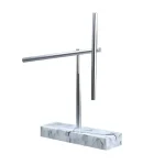 Pince à microscope en métal avec base en marbre blanc, idéale pour la décoration scientifique ou pour un usage en laboratoire, alliant élégance et fonctionnalité.