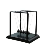 Pendule Newton de bureau avec sphères en bois noir et cadre en métal noir.