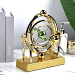 Horloge décorative scientifique en métal doré avec sphères vertes, design élégant et moderne, idéale pour la décoration de bureau ou d'étagère.