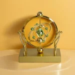 OBJET SCIENTIFIQUE - Décoration de modèle atomique en métal doré avec sphères vertes.