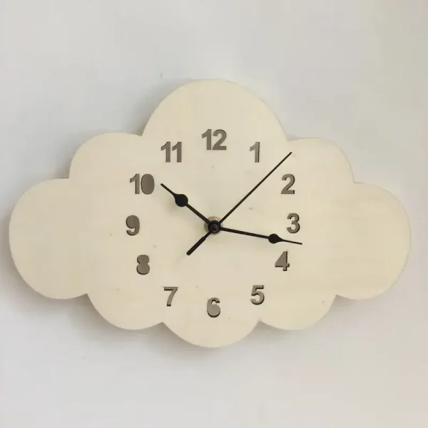 Horloge murale en forme de nuage blanc en bois avec chiffres noirs et aiguilles modernes, idéale pour une décoration originale et ludique.