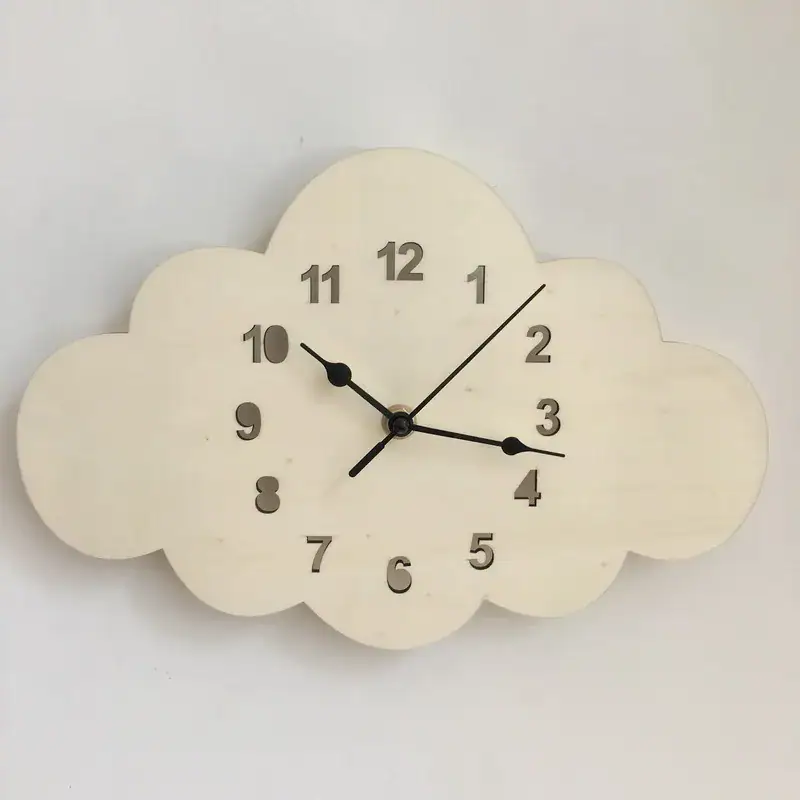petite-horloge-murale-originale-nuage-1 Horloge murale en forme de nuage blanc en bois avec chiffres noirs et aiguilles modernes, idéale pour une décoration originale et ludique.