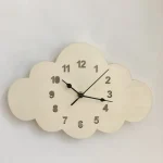 Balancier mural en forme de nuage avec horloge intégrée.