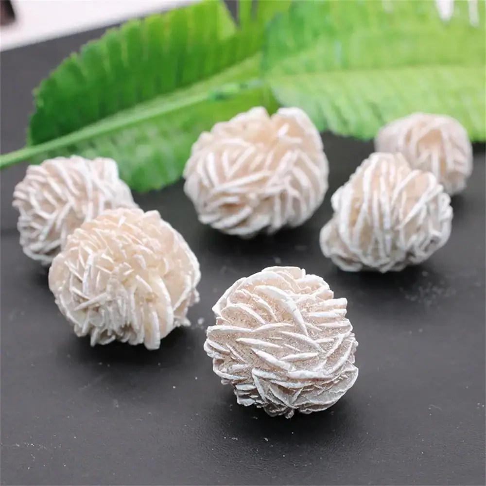 pierre-rose-des-sables-1 Boules de truffe blanche en chocolat blanc décorées avec finesse, parfaites pour une dégustation gourmande et élégante.