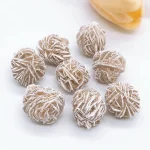 Boules de pâtisserie en forme de sphères, recouvertes de sucre glace, évoquant des éléments scientifiques ou des molécules.
