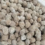 Boules de pin blanc naturelles, parfaites pour la décoration intérieure ou extérieure, apportant une touche naturelle et élégante à votre espace.