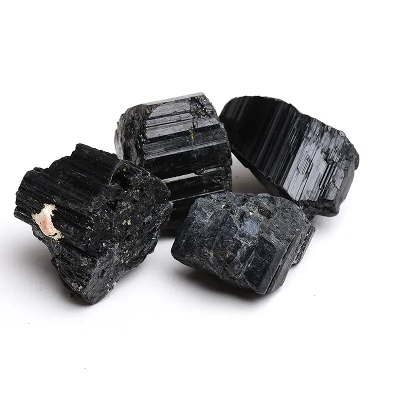 pierre-tourmaline-noire-brute-1 Pierre de sélénite brute, cristaux noirs et brillants, aspect naturel et minéral.