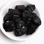 Pierre d'obsidienne noire brute, idéale pour la décoration ou la lithothérapie, apportant protection et énergie positive.