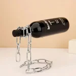 Bouteille de laboratoire noire suspendue par une chaîne en métal, utilisée comme décoration scientifique ou objet de collection.