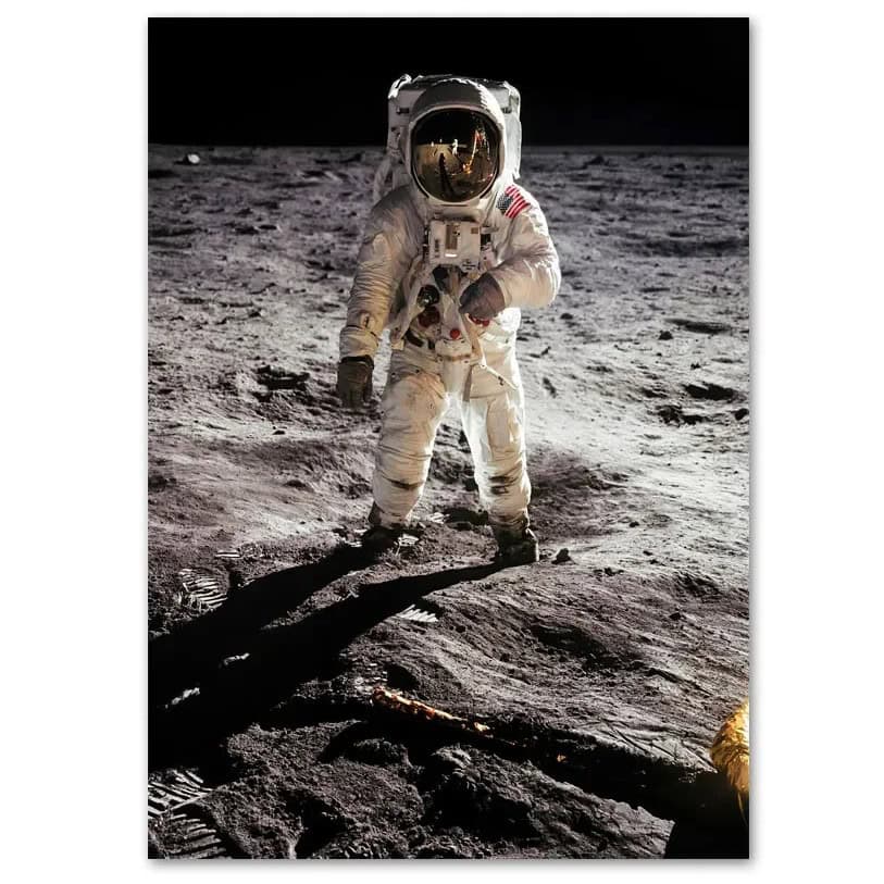 poster-scientifique-apollo-11-1 Astronaute sur la surface de la lune avec un casque réfléchissant.