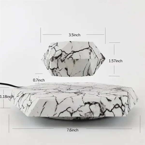 Lampe en marbre blanc avec veines noires, design contemporain pour décoration intérieure.