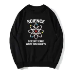Sweatshirt noir avec motif atomique et texte "Science doesn't care what you believe" pour passionnés de science et décoration geek.