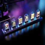 Figurines d'anime mignonnes sous cloches en verre, exposées sur une plateforme noire avec un éclairage coloré. Parfaites pour la décoration de bureau ou de chambre à thème japonais ou manga.