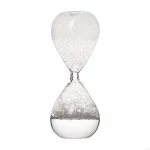 Sablier en verre transparent avec sable blanc fin, symbole du temps qui passe et de la patience, parfait pour la décoration scientifique ou éducative.