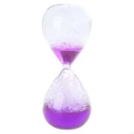 Horloge de sable avec sable violet et transparent, symbole de temps et de science, idéale pour la décoration scientifique ou éducative.