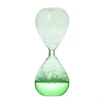 Sablier en verre avec sable vert et blanc, symbole du temps qui passe, idéal pour la décoration scientifique ou comme objet de collection.