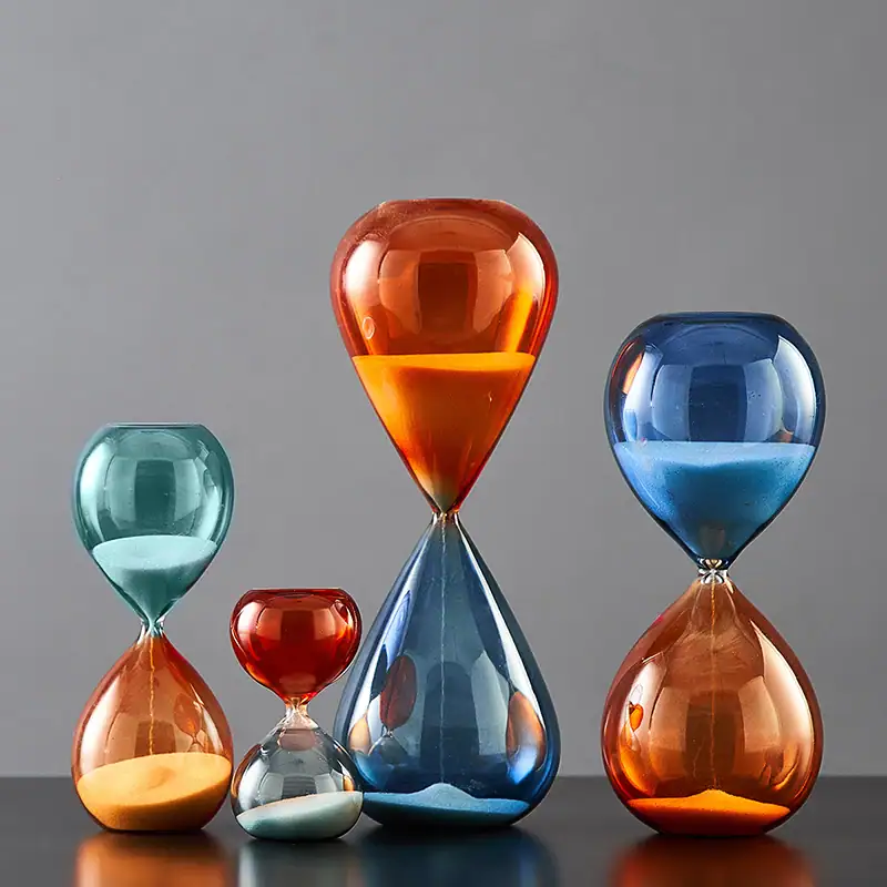 sablier-colore-1 Horloges de sable colorées et modernes, décorations originales pour intérieur, objets de décoration en verre, design contemporain, accessoires de décoration élégants.