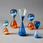 Sablier en verre coloré de différentes tailles et couleurs, utilisé comme décoration scientifique ou objet de collection.