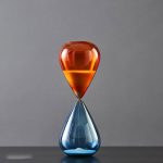 Horloge de sable en verre coloré, décoration scientifique élégante pour bureau ou maison.