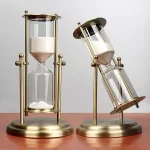 Sablier décoratif en verre avec cadre en métal doré, style vintage, pour décoration de science ou bureau.