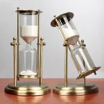 Horloge de sable décorative en métal doré, idéale pour la décoration intérieure ou comme objet de collection. Design élégant avec deux horloges de sable, apportant une touche scientifique et sophistiq.