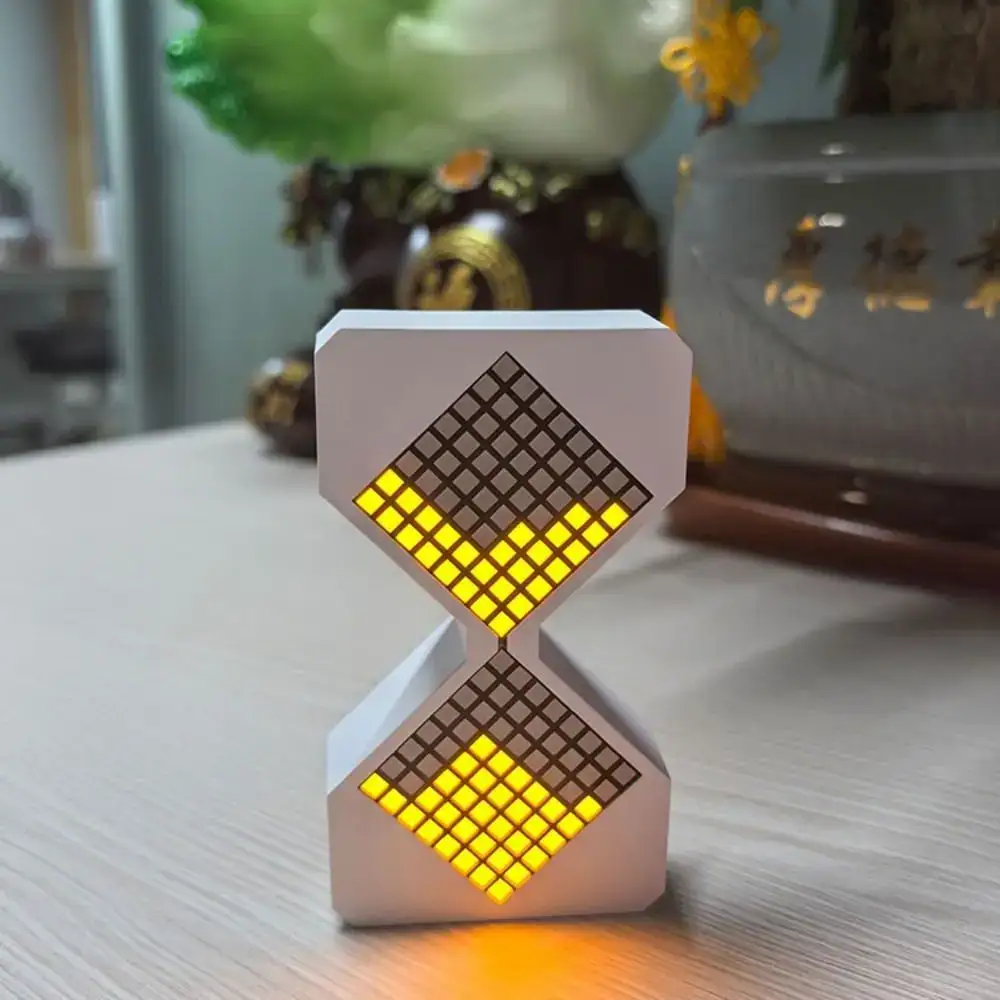 sablier-electronique-1 Horloge décorative en forme d'horloge à pixels avec éclairage LED jaune, idéale pour la décoration scientifique ou moderne.