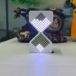 Horloge lumineuse en forme de sablier avec affichage LED moderne, idéale pour la décoration de bureau ou intérieur, apportant une touche futuriste et élégante à votre espace.