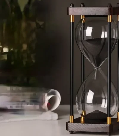 Sablier scientifique en verre avec cadre en bois et éléments métalliques dorés, idéal pour la décoration de bureau ou d'étagère avec un style industriel ou scientifique.