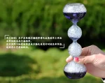 Pendentif en verre soufflé à la main, composé de bulles d'air et de verre coloré, créé par un artisan. Parfait pour la décoration ou comme bijou original.