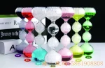 Vases en verre colorés avec boules de décoration, parfaits pour la décoration scientifique ou moderne, ajoutant une touche de couleur et d'élégance à votre intérieur.