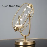 Horloge décorative en verre et métal doré, inspirée d'une structure scientifique, idéale pour la décoration de bureau ou d'étudiant, dimensions 16cm x 15cm x 31cm.