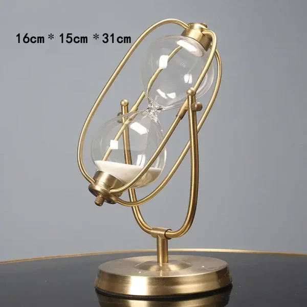 Horloge décorative en verre et métal doré, inspirée d'une structure scientifique, idéale pour la décoration de bureau ou d'étudiant, dimensions 16cm x 15cm x 31cm.