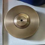 Pied de lampe en laiton vintage, design épuré et élégant, parfait pour une décoration intérieure sophistiquée. Facile à intégrer dans différents styles de décoration pour une touche rétro.