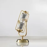 Sablier de laboratoire décoratif en métal doré avec verre, idéal pour la décoration scientifique ou de bureau, apportant une touche vintage et élégante.
