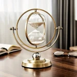 Horloge de sable élégante en métal doré, symbole du temps qui passe, idéale pour la décoration scientifique ou moderne.