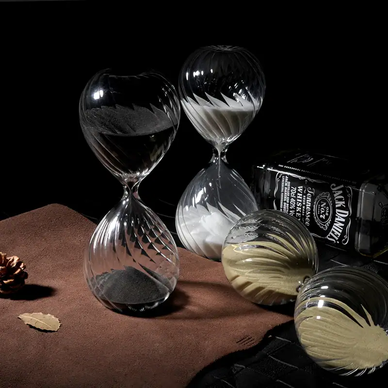 sablier-spirale-1 Sablier en verre décoratif avec motifs torsadés, élégant et moderne, parfait pour la décoration scientifique ou contemporaine.