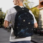 Sac à dos avec motif de constellations et étoiles, idéal pour les amateurs d'astronomie et de décoration scientifique. Parfait pour l'école ou les sorties en plein air.