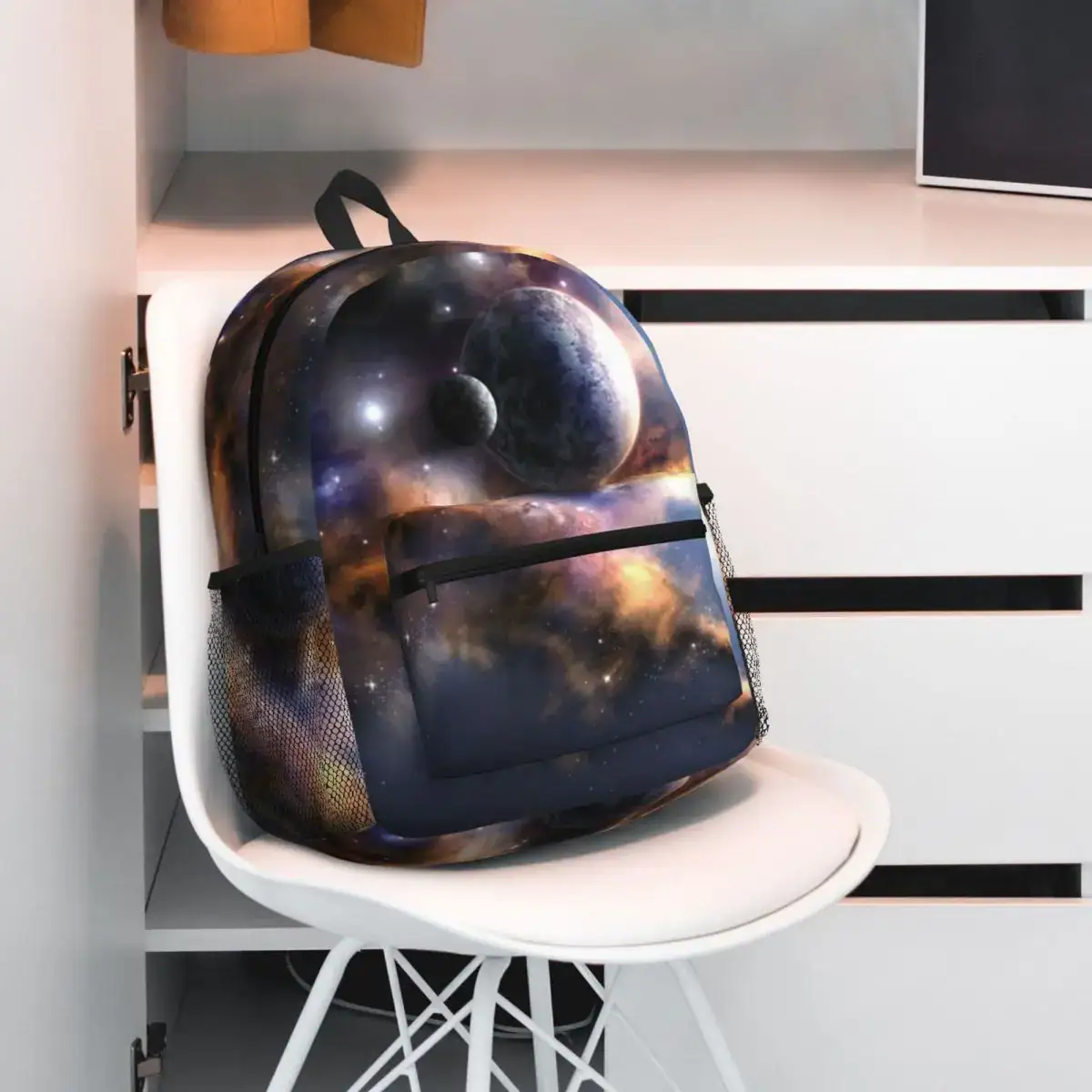 sac-a-dos-nebuleuse-1 Sac à dos avec motif d'univers, galaxies et planètes.