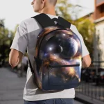 Sac à dos avec motif galactique représentant un espace étoilé, idéal pour les amateurs d'astronomie et de science. Parfait pour l'école ou les sorties, alliant style et passion pour l'univers.