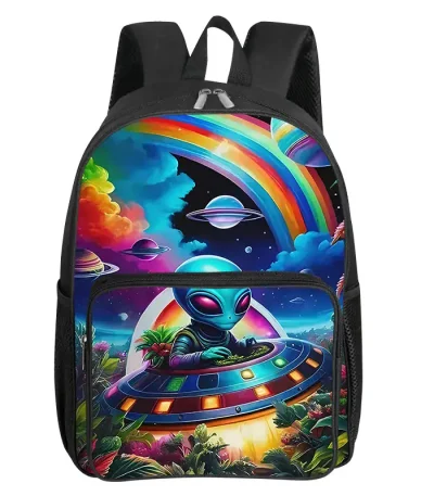 Sac à dos coloré avec extraterrestre et scène spatiale futuriste, comprenant des planètes, un arc-en-ciel et un vaisseau spatial, idéal pour les amateurs de science-fiction et d'astronomie.