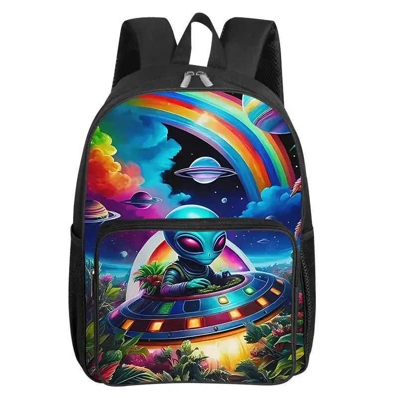 sac-a-dos-ovni-1 Sac à dos coloré avec extraterrestre et scène spatiale futuriste, comprenant des planètes, un arc-en-ciel et un vaisseau spatial, idéal pour les amateurs de science-fiction et d'astronomie.