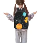 Sac à dos enfant avec motif de planètes et espace, idéal pour l'école ou les activités ludiques.