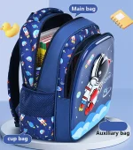 Sac à dos pour enfants avec motif spatial, comprenant un grand compartiment principal, un sac à gobelet et un sac auxiliaire, idéal pour l'école ou les activités.