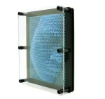 Panneau lumineux en 3D représentant un visage humain en relief, avec une structure en perles bleues et un cadre en métal.